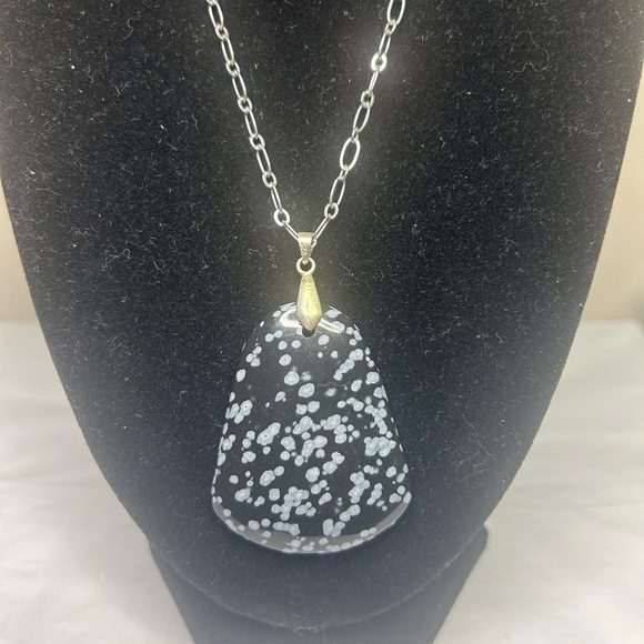 Elegant Snowflake Obsidian Pendant Necklace - Picture 2 of 5